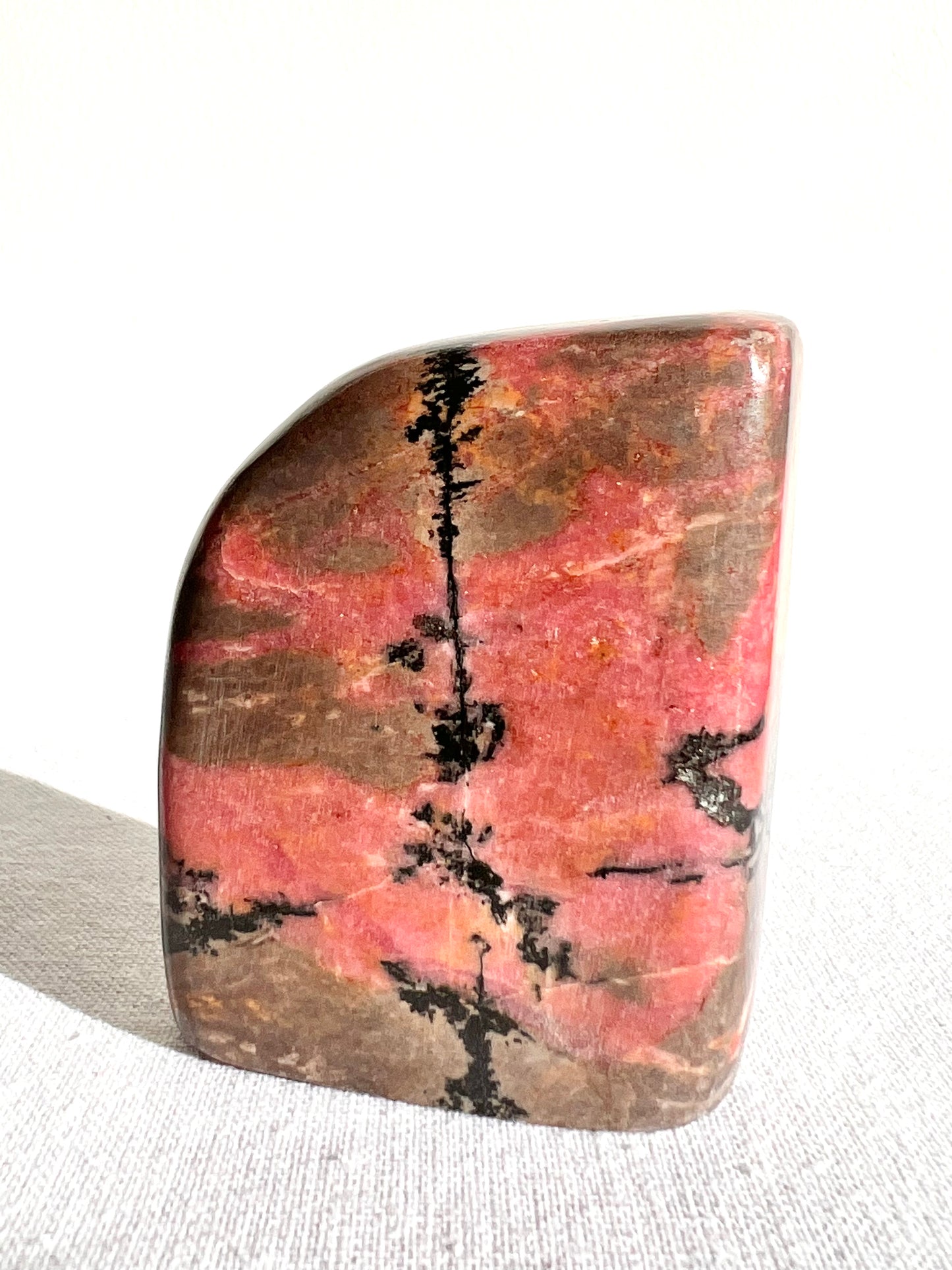 Rhodonite Freeform 370 g - Zoee Crystals