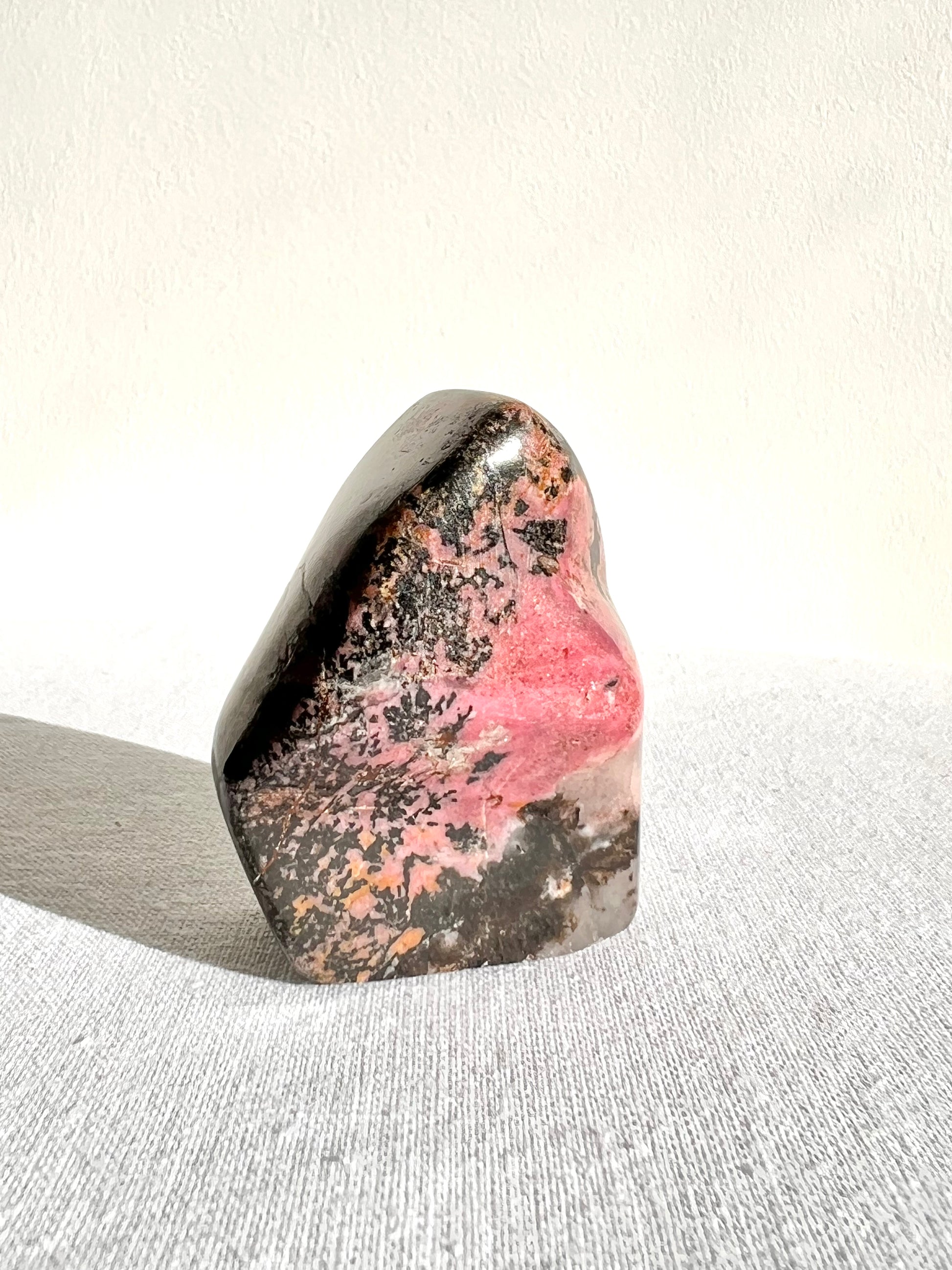 Rhodonite Freeform 290 g - Zoee Crystals